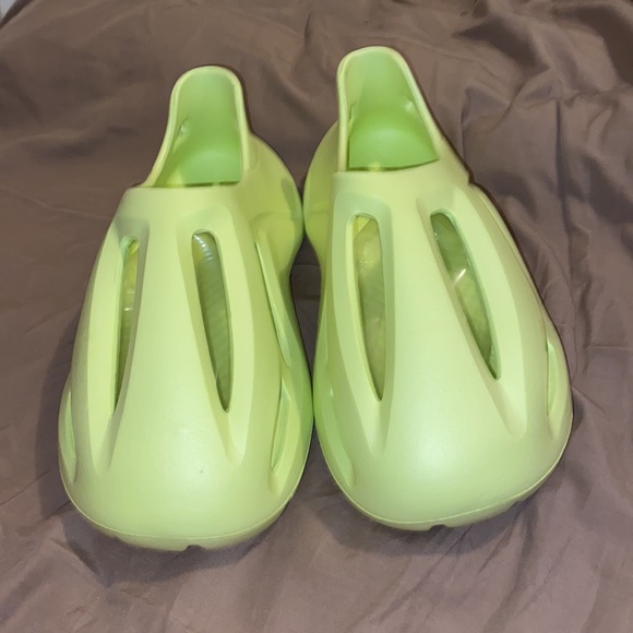 EVA Foam Future RNNR Foam Runner Highlighter Volt Mens Size 12-13 (46-47) New - Picture 8 of 14
